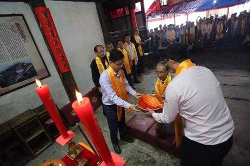 圆祖蛋糕店怎么样(祖祠落成圆厅以及祖牌上座,族人来贺喜,求一大门对联)-第3张图片-厨房小当家 圆祖蛋糕店怎么样(祖祠落成圆厅以及祖牌上座,族人来贺喜,求一大门对联)-第3张图片-厨房小当家