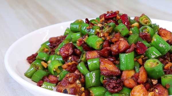 青椒鸡是哪里的（青椒鸡是哪里的菜）-第2张图片-厨房小当家