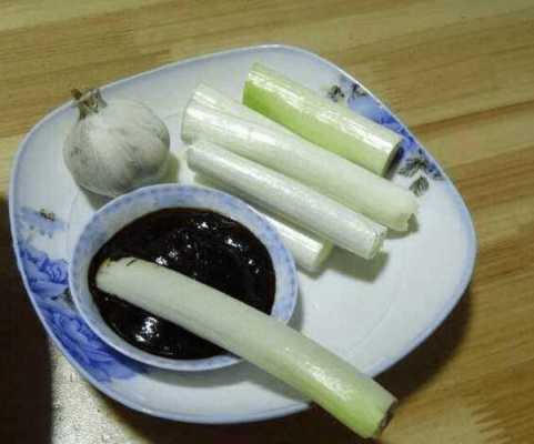 生吃大葱好吗,我爸爸每天吃饭都要生吃大葱,会不会太刺激肠胃啊,吃大葱哪里人最多-第1张图片-厨房小当家 生吃大葱好吗,我爸爸每天吃饭都要生吃大葱,会不会太刺激肠胃啊,吃大葱哪里人最多-第1张图片-厨房小当家