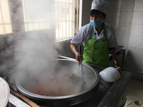 厨师在食堂做怎么样(食堂厨师累不累)-第1张图片-厨房小当家 厨师在食堂做怎么样(食堂厨师累不累)-第1张图片-厨房小当家