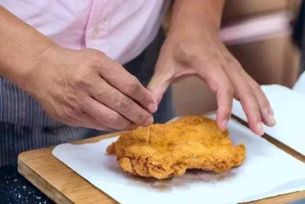 鸡排怎么样做的(商业鸡排的制作全过程)-第2张图片-厨房小当家 鸡排怎么样做的(商业鸡排的制作全过程)-第2张图片-厨房小当家