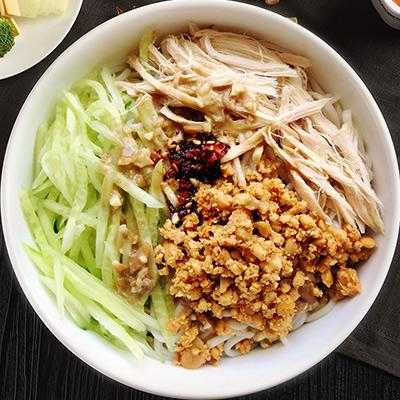 鸡丝凉面是哪里的（一份鸡丝凉面重量）-第3张图片-厨房小当家