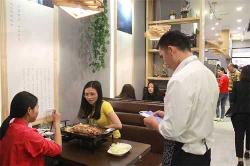 开饭店怎样吸引顾客,饭店怎么样才吸引顾客进店-第2张图片-厨房小当家 开饭店怎样吸引顾客,饭店怎么样才吸引顾客进店-第2张图片-厨房小当家