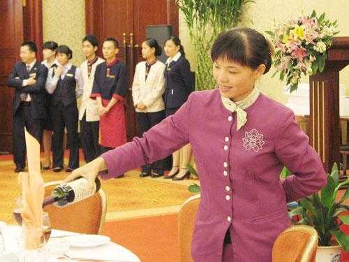 餐饮中服务员应该怎样给客人最好的服务,餐饮怎么样服务好客人呢-第1张图片-厨房小当家