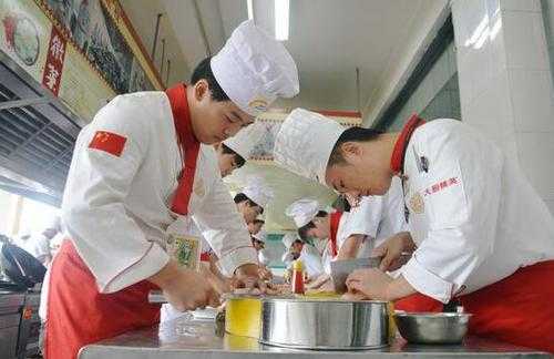 男孩子餐饮工作怎么样(男孩子学厨师有前途吗)-第1张图片-厨房小当家 男孩子餐饮工作怎么样(男孩子学厨师有前途吗)-第1张图片-厨房小当家