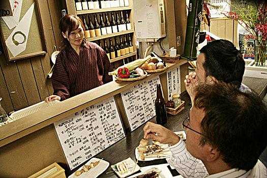 日式料理店上班怎么样(日式酒吧男服务员都干什么?我是日语专业的,希望去那工作)-第1张图片-厨房小当家 日式料理店上班怎么样(日式酒吧男服务员都干什么?我是日语专业的,希望去那工作)-第1张图片-厨房小当家