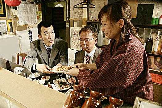 日式料理店上班怎么样(日式酒吧男服务员都干什么?我是日语专业的,希望去那工作)-第3张图片-厨房小当家 日式料理店上班怎么样(日式酒吧男服务员都干什么?我是日语专业的,希望去那工作)-第3张图片-厨房小当家