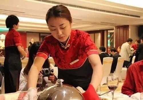 酒店服务员要熬夜吗,餐饮晚班服务员怎么样啊-第1张图片-厨房小当家 酒店服务员要熬夜吗,餐饮晚班服务员怎么样啊-第1张图片-厨房小当家