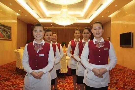 服务员怎么去服务客人,服务员应怎么样服务客户-第3张图片-厨房小当家 服务员怎么去服务客人,服务员应怎么样服务客户-第3张图片-厨房小当家
