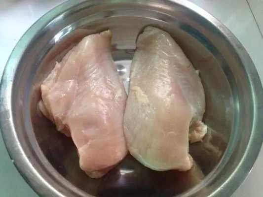 刚买回来的鸡胸肉怎样清洗干净,菜市场哪里有鸡胸肉买的-第2张图片-厨房小当家 刚买回来的鸡胸肉怎样清洗干净,菜市场哪里有鸡胸肉买的-第2张图片-厨房小当家