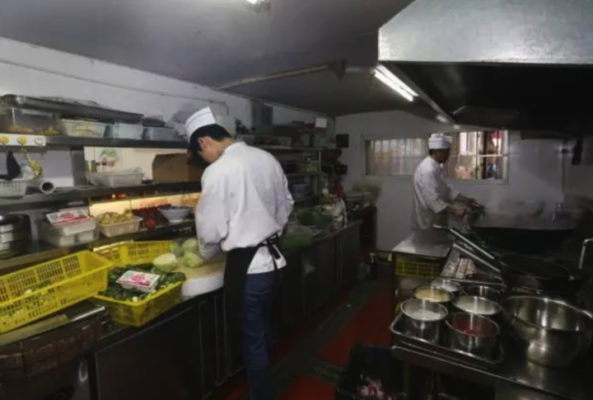 快餐店后厨累吗,加盟店厨师的工作怎么样啊-第1张图片-厨房小当家 快餐店后厨累吗,加盟店厨师的工作怎么样啊-第1张图片-厨房小当家
