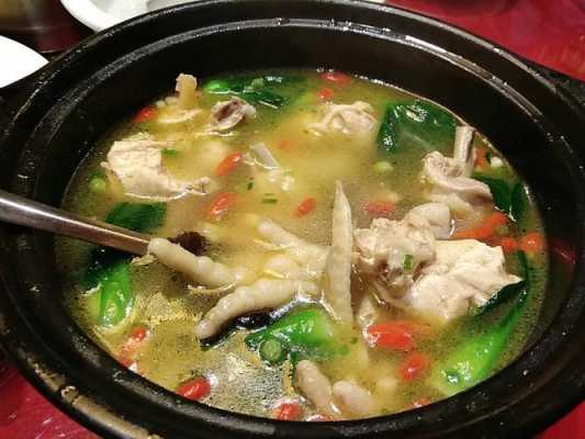 哪里吃土鸡（一人过河带三样东西鸡狗菜每次带一样人不在时鸡吃菜狗吃鸡怎样过三样东西完好）-第3张图片-厨房小当家