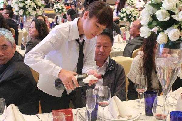 宴会服务员工作怎么样(宴会服务员和餐厅服务员一样吗?宴会服务员主要干什么)-第2张图片-厨房小当家 宴会服务员工作怎么样(宴会服务员和餐厅服务员一样吗?宴会服务员主要干什么)-第2张图片-厨房小当家