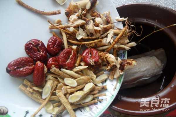 鸡哪里熬汤(五指毛桃北芪红枣煲鸡汤有什么功效)-第2张图片-厨房小当家 鸡哪里熬汤(五指毛桃北芪红枣煲鸡汤有什么功效)-第2张图片-厨房小当家