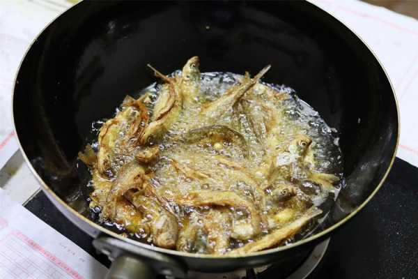 油炸小鱼哪里好卖(干煸小鱼怎么炸得酥脆)-第3张图片-厨房小当家 油炸小鱼哪里好卖(干煸小鱼怎么炸得酥脆)-第3张图片-厨房小当家